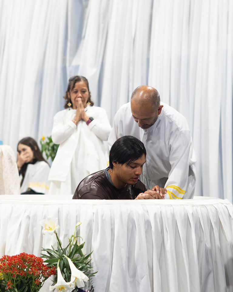 Rev. Padre Jaime Dorado Bautisando Un Candidato de RICA